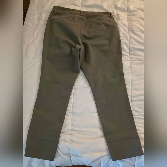 Old Navy Women's Cropped Olive Pants - Picture 5 of 6